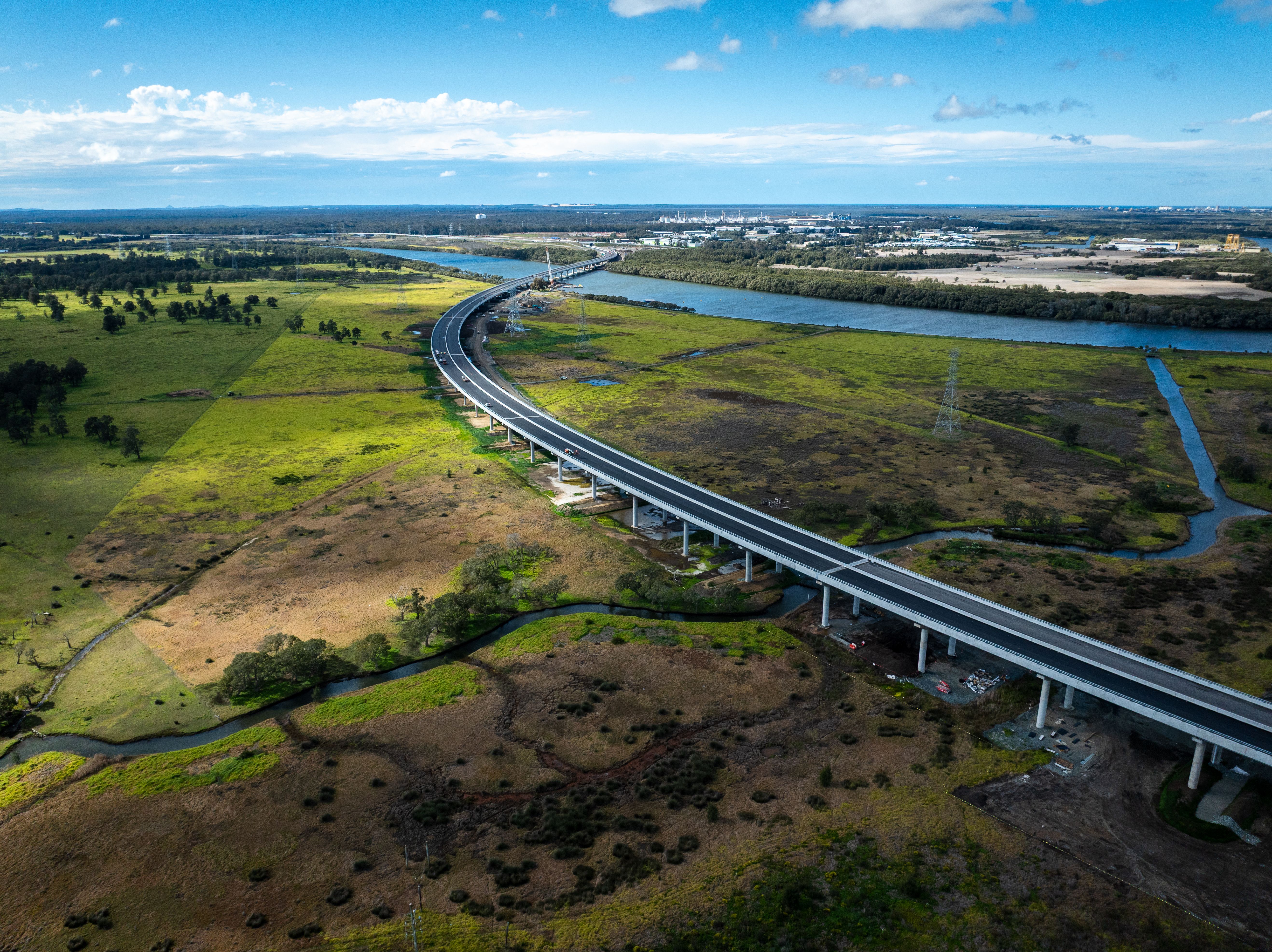 Construction of the viaduct over the Hunter River looking north.jpg
